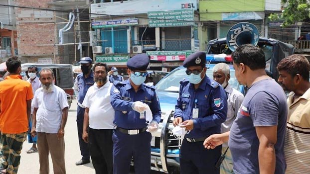 Police distribute masks among people