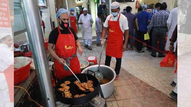 Dhaka eateries reopen but not  following Covid-19 safety rules