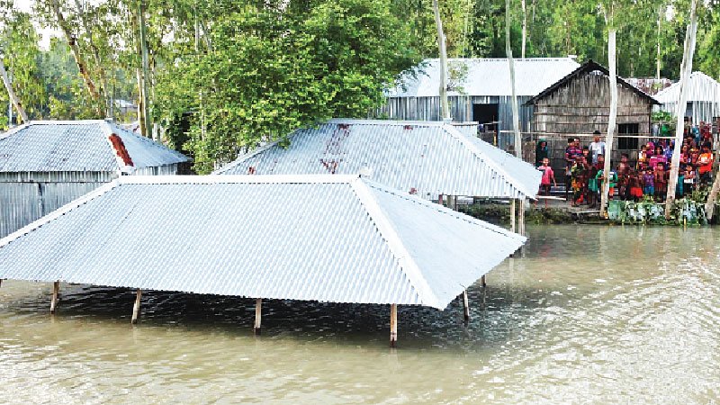 Flash flood engulfs vast areas in the contry