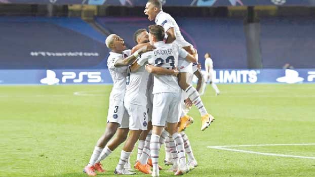 Last-gasp PSG beat Atalanta to reach Champions League semis