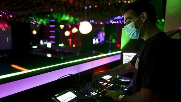 Italy shuts discos, orders mask wearing at night in public