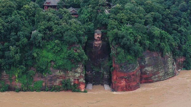 China record floods wet feet of Leshan Giant Buddha