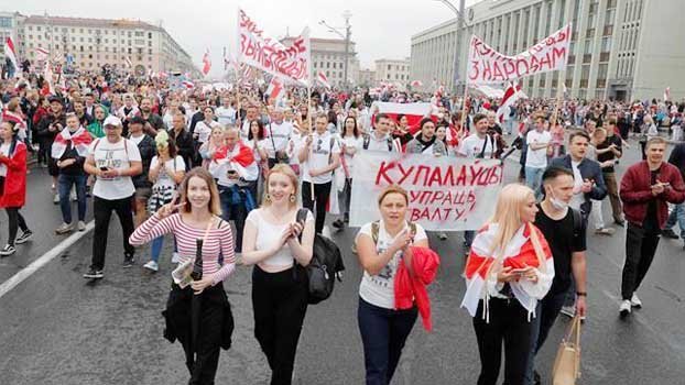 Anti-govt protesters flood Minsk streets