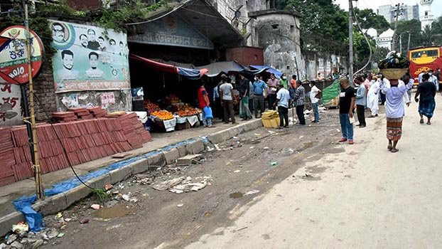 Hawkers, human-haulers evicted from Gulistan