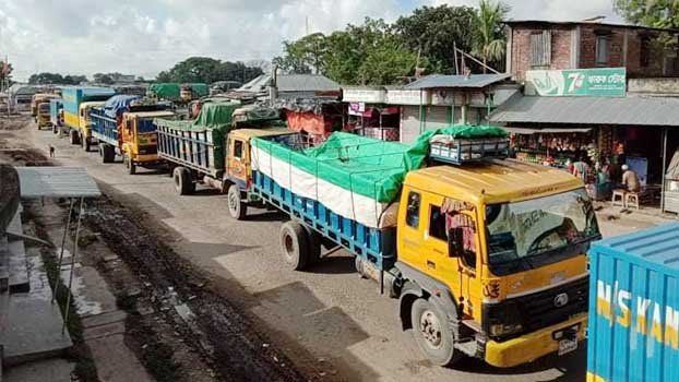 Truck drivers in distress as traffic snarl at Daulatdia Ghat worsens