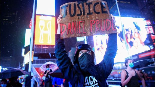 Grand jury to probe death of black man hooded  by NY police