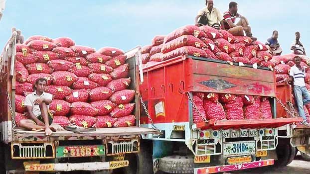 Stranded onion-trucks now enter Bangladesh