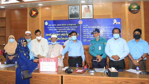 Unemployed   women get sewing   machines from govt