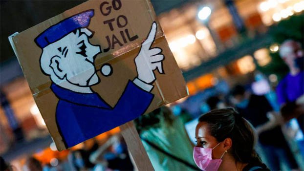 Israelis persist in rallies against PM despite lockdown