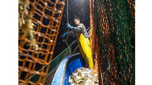 Emmanuel Macron fishes  for a Brexit victory