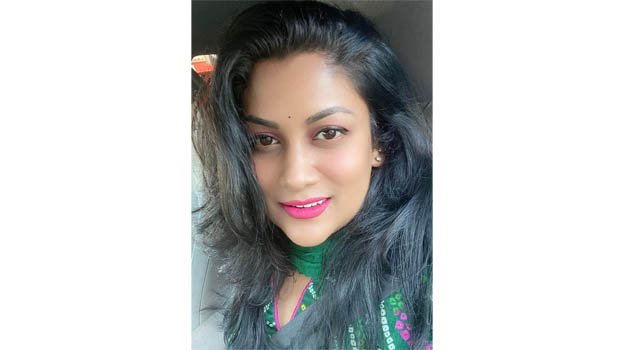 Srabonti seeks blessings for her mother