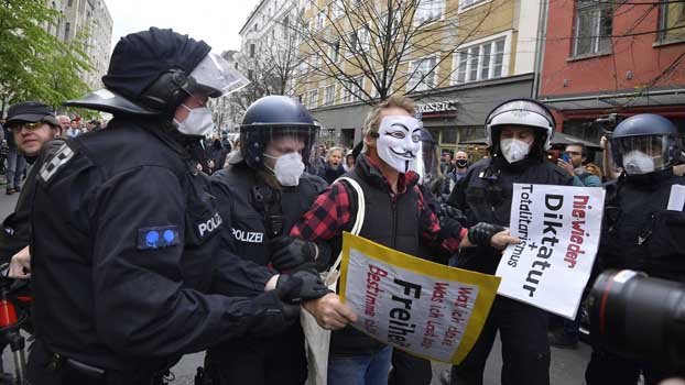 German musicians hold silent protest over lockdowns