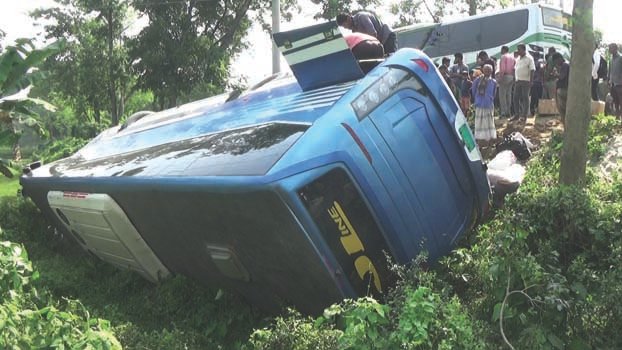 10 hurt as bus skids off Jhenaidah road