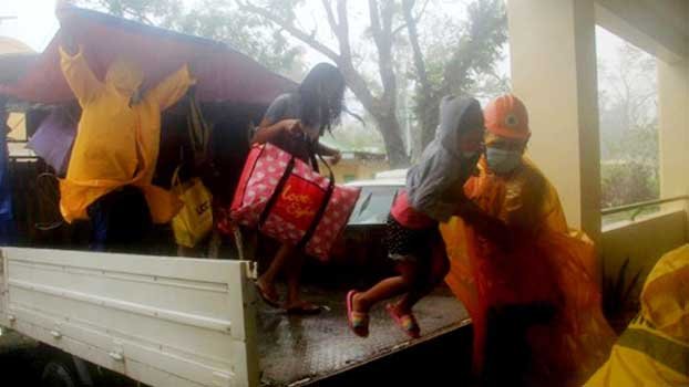 Thousands flee as yet another typhoon menaces Philippines