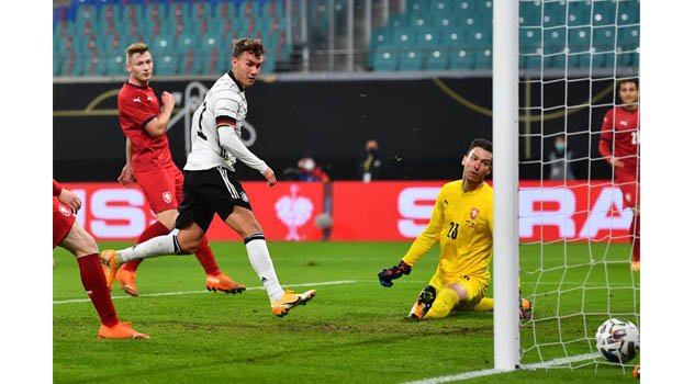 Germans edge past Czechs