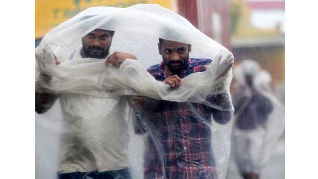Thousands flee homes as storm threatens India