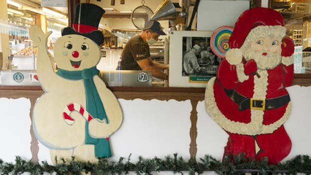 US virus deaths hit record levels with the holidays ahead