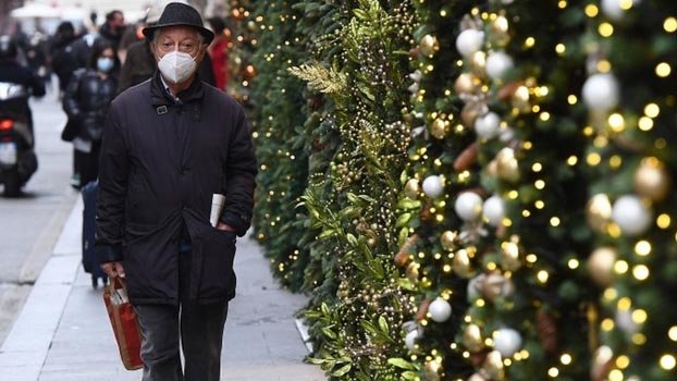 Europeans urged to wear masks for family Christmas