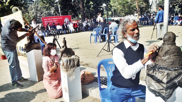 Artists protest anti-sculpture campaigns