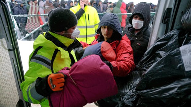 Hundreds of migrants freezing in heavy snow in Bosnia camp