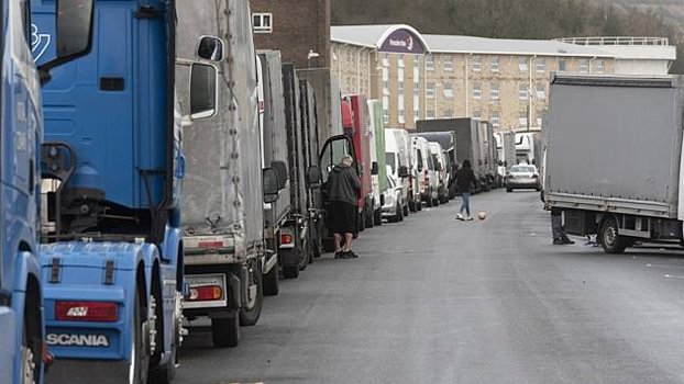 Thousands of stranded lorry drivers spending Boxing Day at Dover border