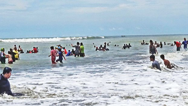 Tourist spots abuzz with visitors