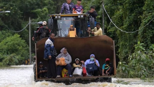 Malaysian villagers escape floods as 28,000 evacuated