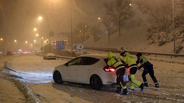 Deadly snowstorms cause chaos across Spain
