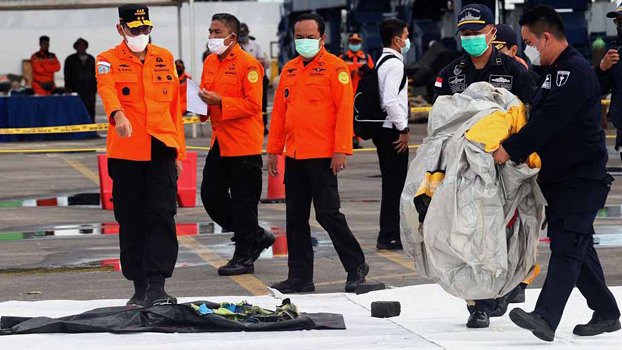 Divers search Indonesian plane wreckage for black boxes