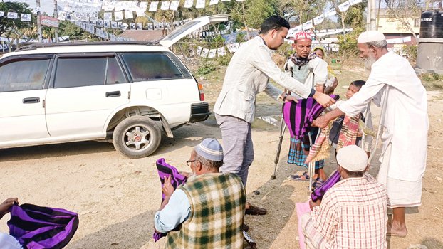 Journo stands by the poor with birthday fund