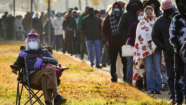 As pandemic worsens, most US states resist restrictions