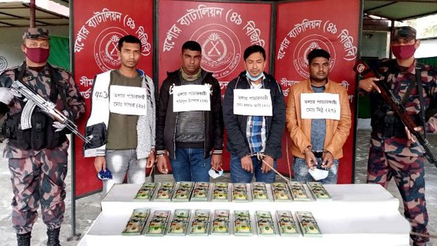 Four hundi traders held with US dollars