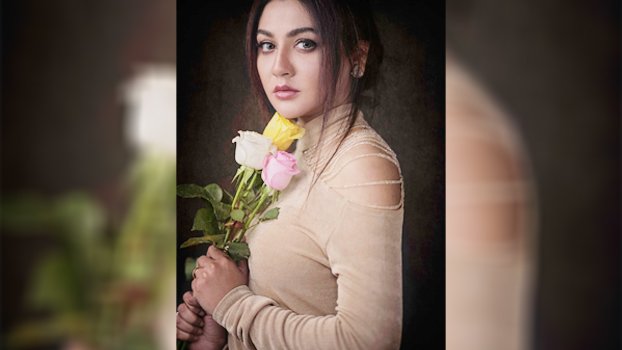 James  captures  Jaya in his camera 