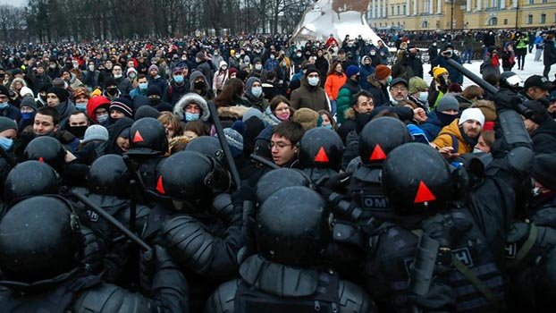 Thousands rally in Russia to demand Alexei Navalny’s release