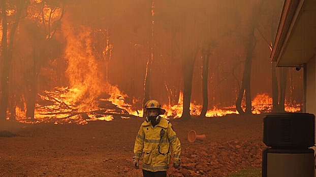 Firefighters hold off bushfire near Australia’s Perth