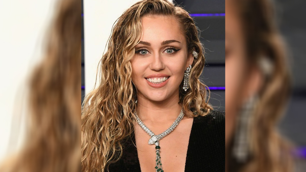 Miley Cyrus shows off toned abs - Bangladesh Post