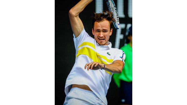 Medvedev extends winning streak despite coach walk-out