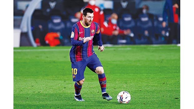 Messi leads Alaves thumping ahead of PSG test
