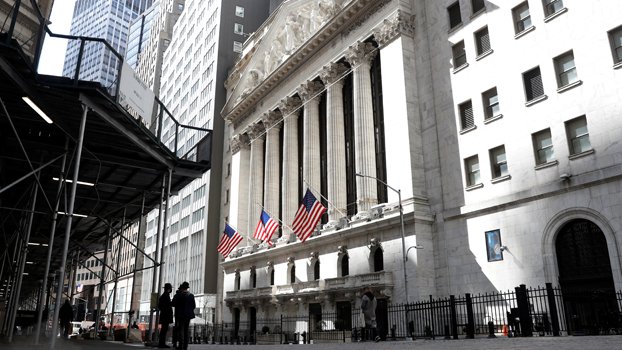 S&P 500, Dow hit  record highs on bank  earnings boost