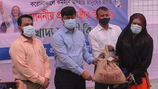 Jhenaidah DC distributes gift items among 3rd-gender people