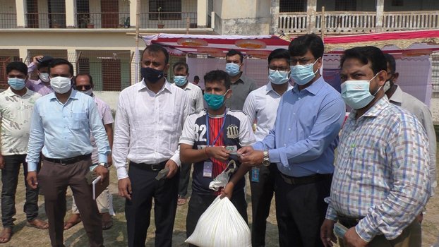 250 salon workers receive relief in Jhenaidah