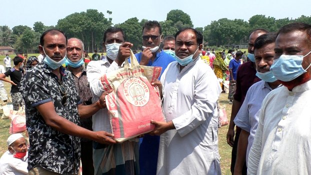 MP distributes food among jobless labourers