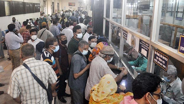 Mad rush of clients at city banks