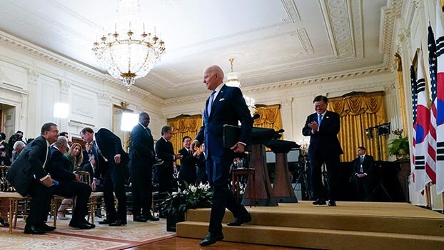 Hugs in the White House with mostly no masks