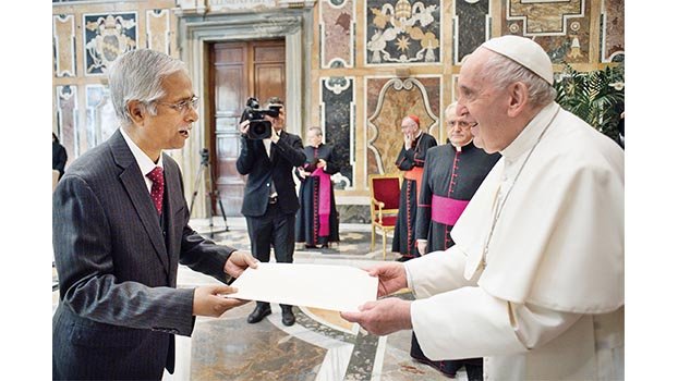 Pope praises Sheikh Hasina for sheltering Rohingyas