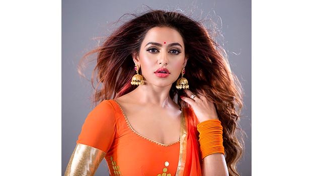 Faria to give her clothes for ‘10 Takai Kapor’