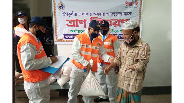 Coast Guard distributes relief items in Bagerhat