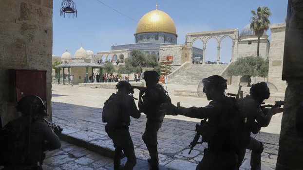Palestinians, settlers clash in tense Jerusalem neighborhood