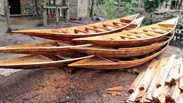 Boat makers in Chitalmari thrive in monsoon