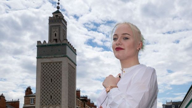 French teen harassed over anti-Islam videos visits mosque